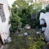 Decidiamo di salire con una scala a pioli sul tetto. Da qui riusciamo a intravedere il cortile interno della masseria, dominato da piante e materiale di ogni genere...